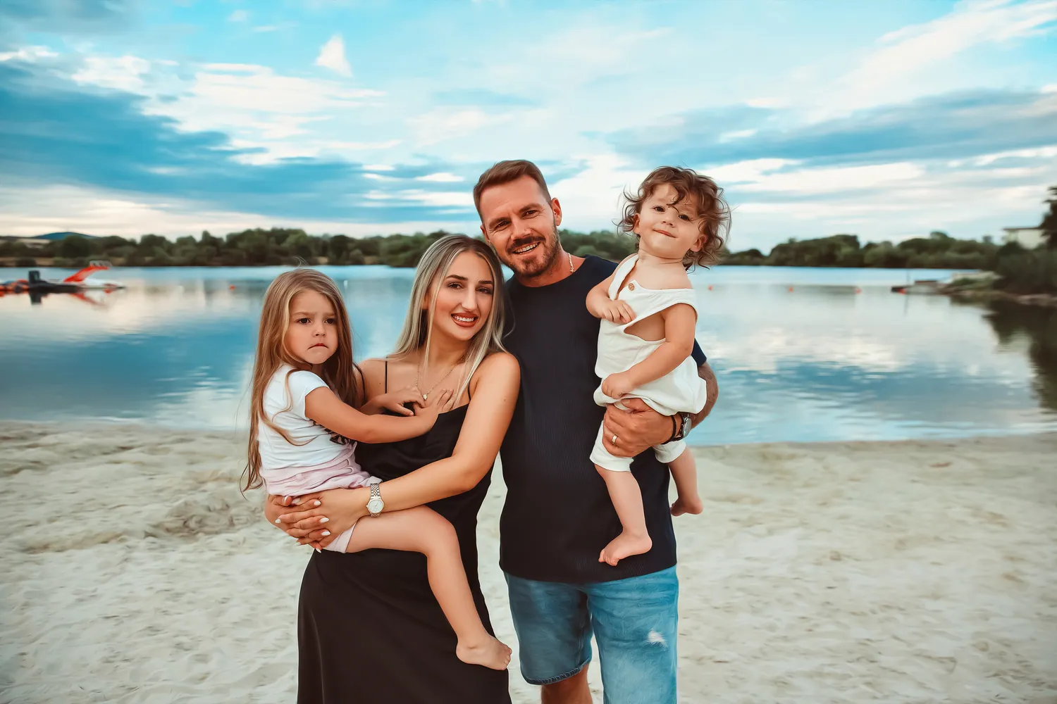 Familie am See im Abendlicht, natürliche Outdoor-Aufnahme.