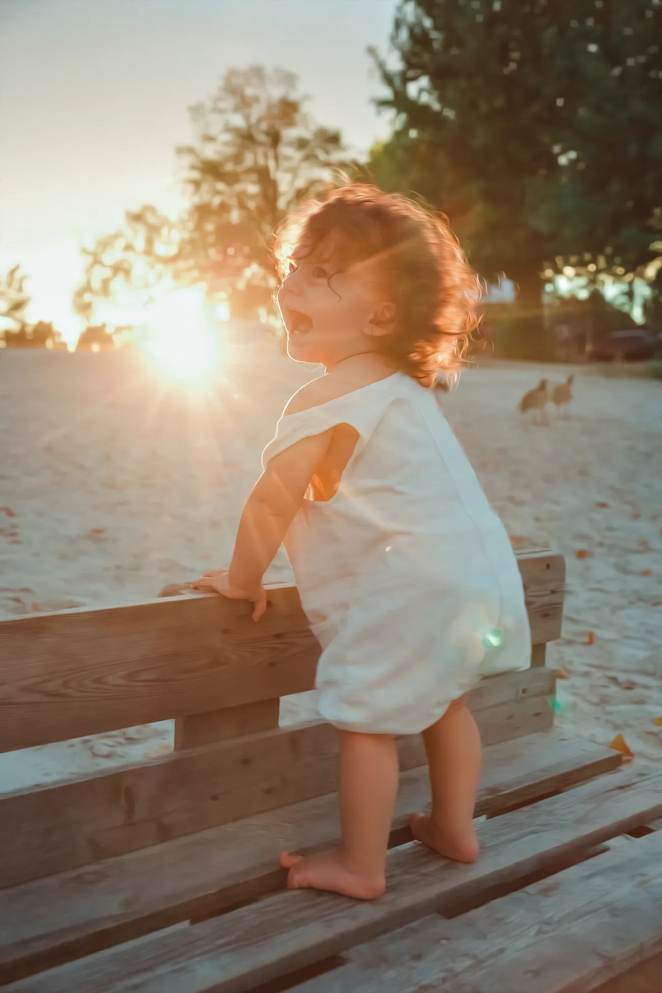 Kind im Gegenlicht des Sonnenuntergangs, natürlicher Moment.
