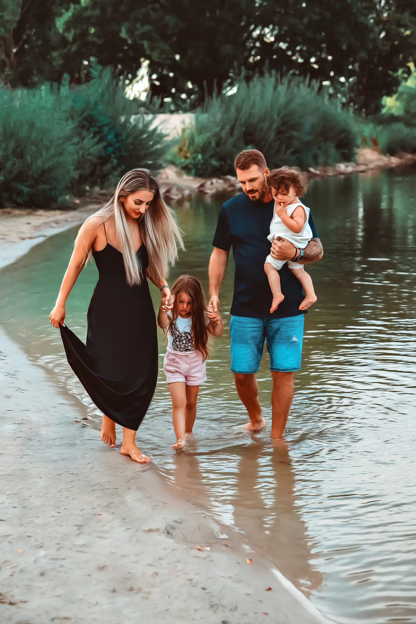 Familie am Wasser, natürliche Outdoor-Aufnahme im Sommer.