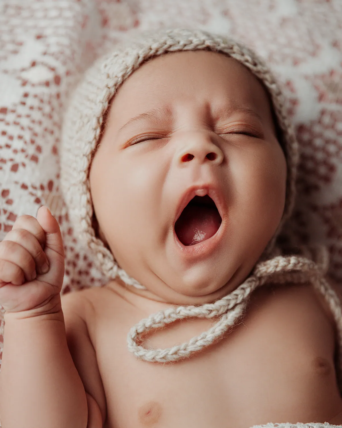 Schlafendes Neugeborenes in einem Körbchen, weiche Töne, Newborn-Fotografie.