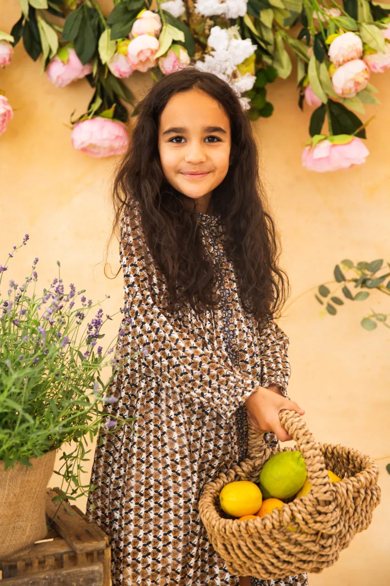 Kind vor frühlingshaftem Blumenhintergrund, Kindergartenfotografie.