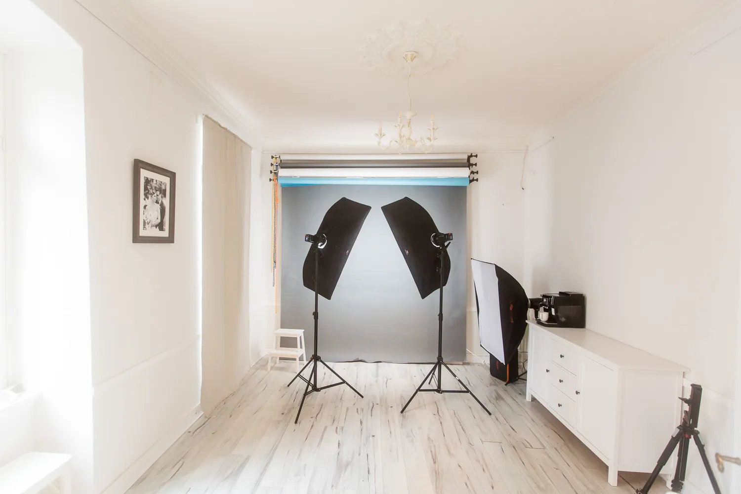 Studio von Romina Rau mit Softbox-Beleuchtung und heller Fläche.